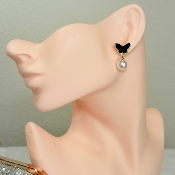 ⚜️ Elegant Black and Gold Butterfly Pearl Earrings - Picture 3 of 7
